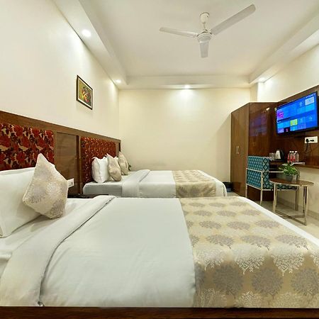 Hotel Emblem Suites- Near Delhi Airport 뉴델리 외부 사진