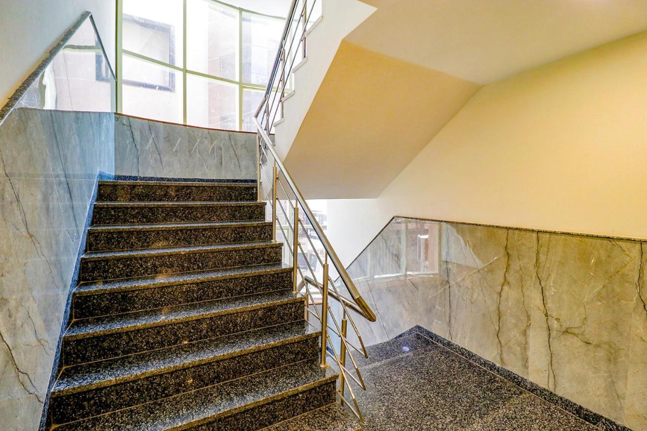 Hotel Emblem Suites- Near Delhi Airport 뉴델리 외부 사진