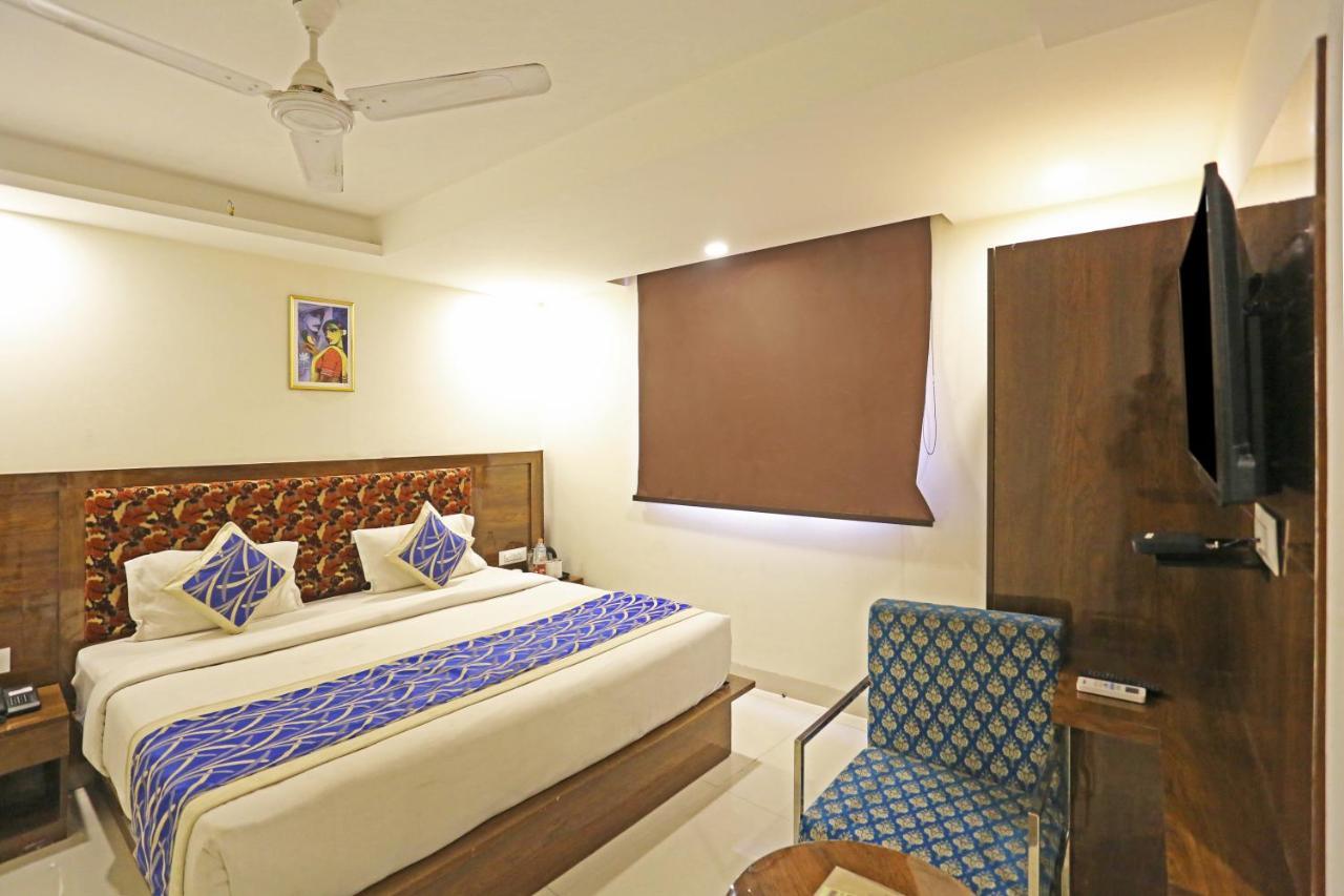 Hotel Emblem Suites- Near Delhi Airport 뉴델리 외부 사진