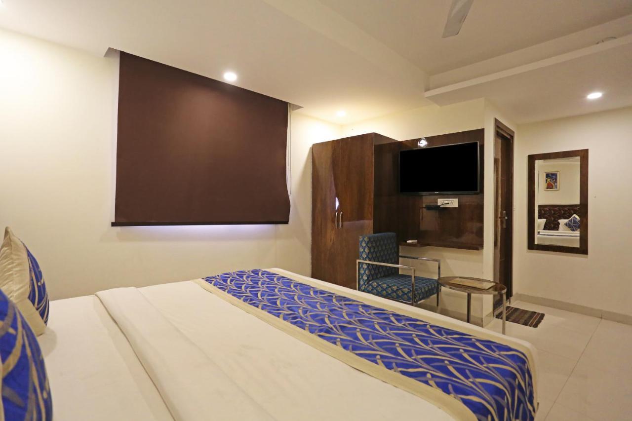 Hotel Emblem Suites- Near Delhi Airport 뉴델리 외부 사진