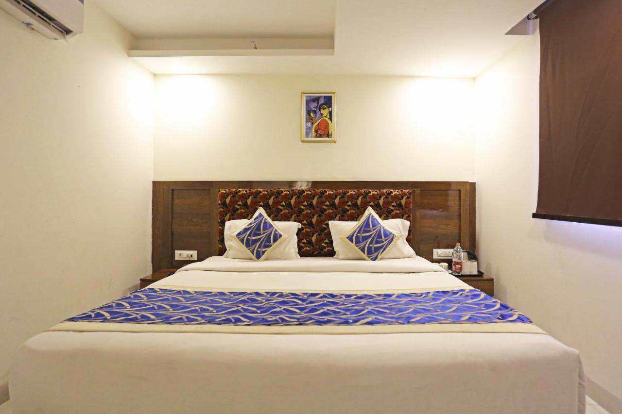 Hotel Emblem Suites- Near Delhi Airport 뉴델리 외부 사진