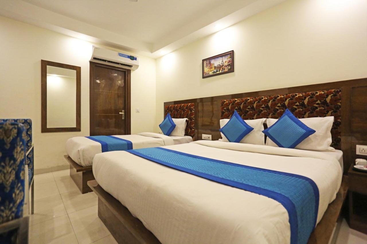 Hotel Emblem Suites- Near Delhi Airport 뉴델리 외부 사진