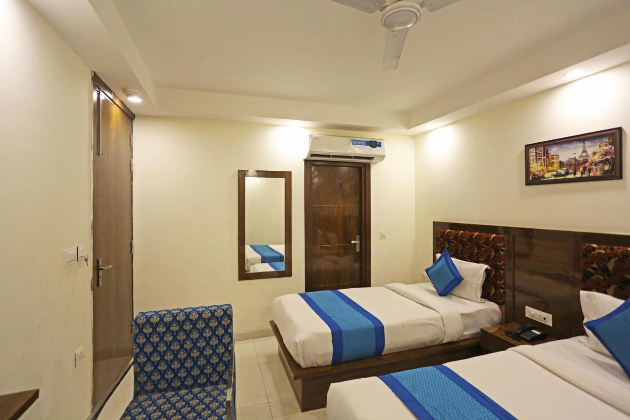 Hotel Emblem Suites- Near Delhi Airport 뉴델리 외부 사진
