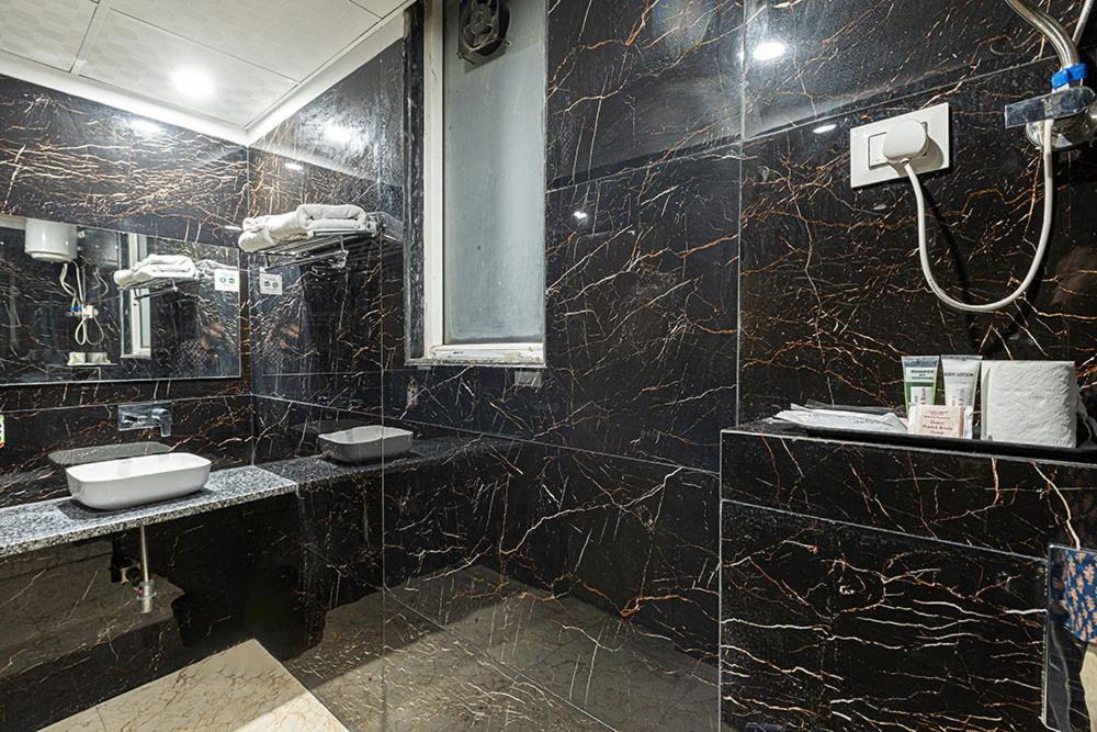 Hotel Emblem Suites- Near Delhi Airport 뉴델리 외부 사진