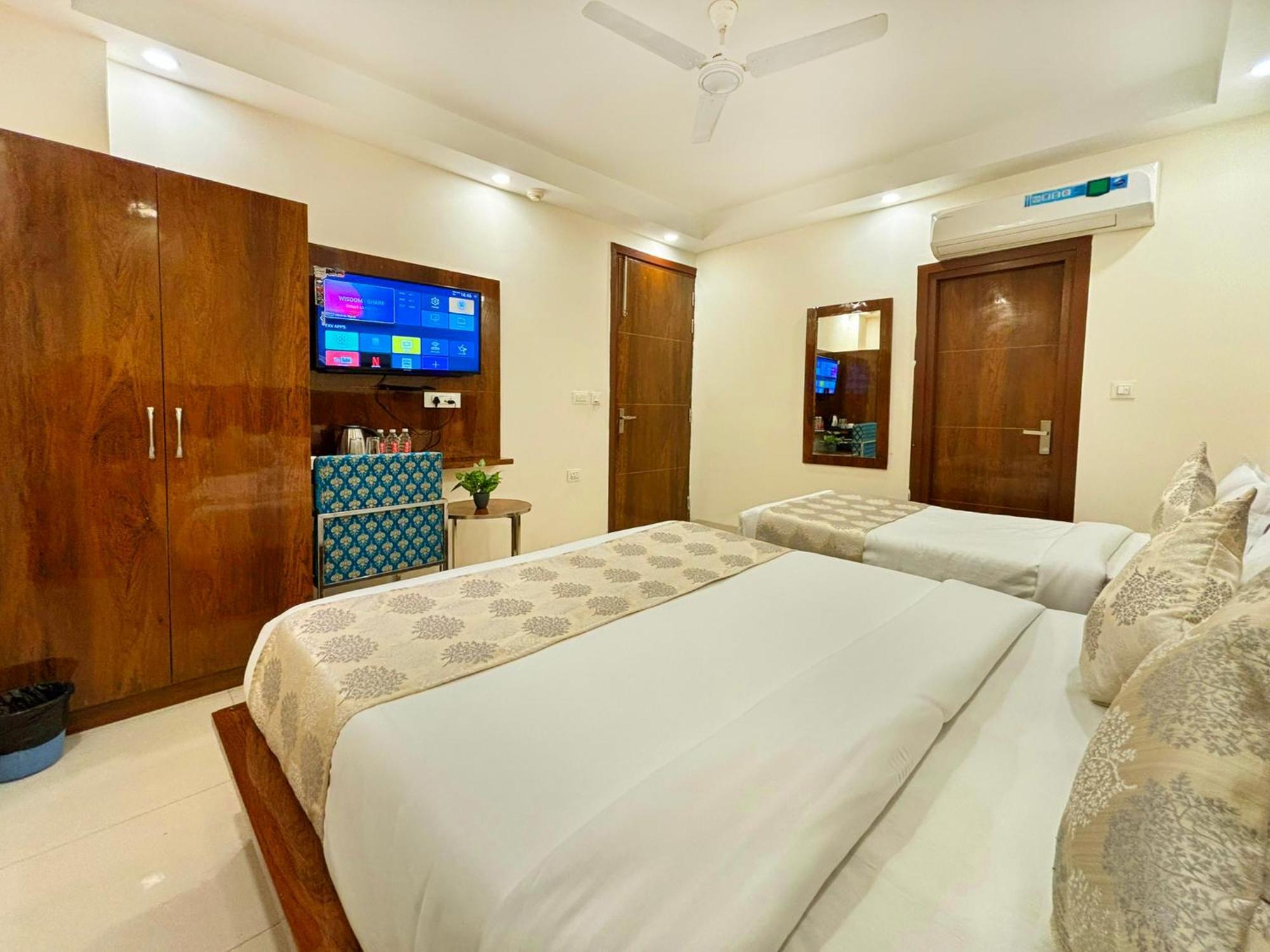Hotel Emblem Suites- Near Delhi Airport 뉴델리 외부 사진