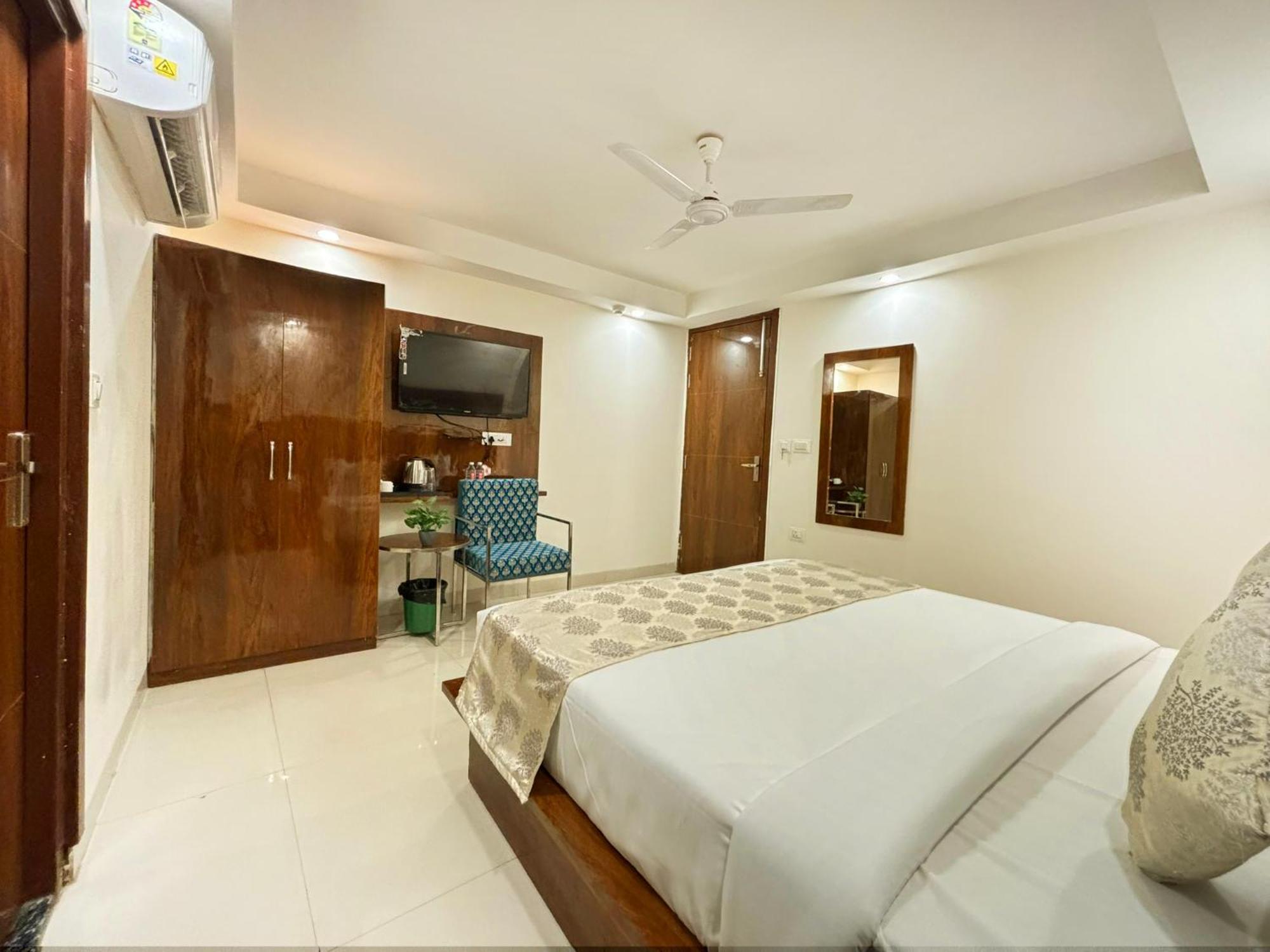 Hotel Emblem Suites- Near Delhi Airport 뉴델리 외부 사진