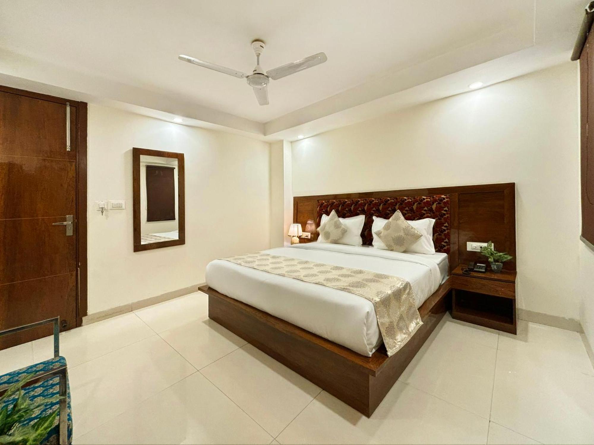 Hotel Emblem Suites- Near Delhi Airport 뉴델리 외부 사진