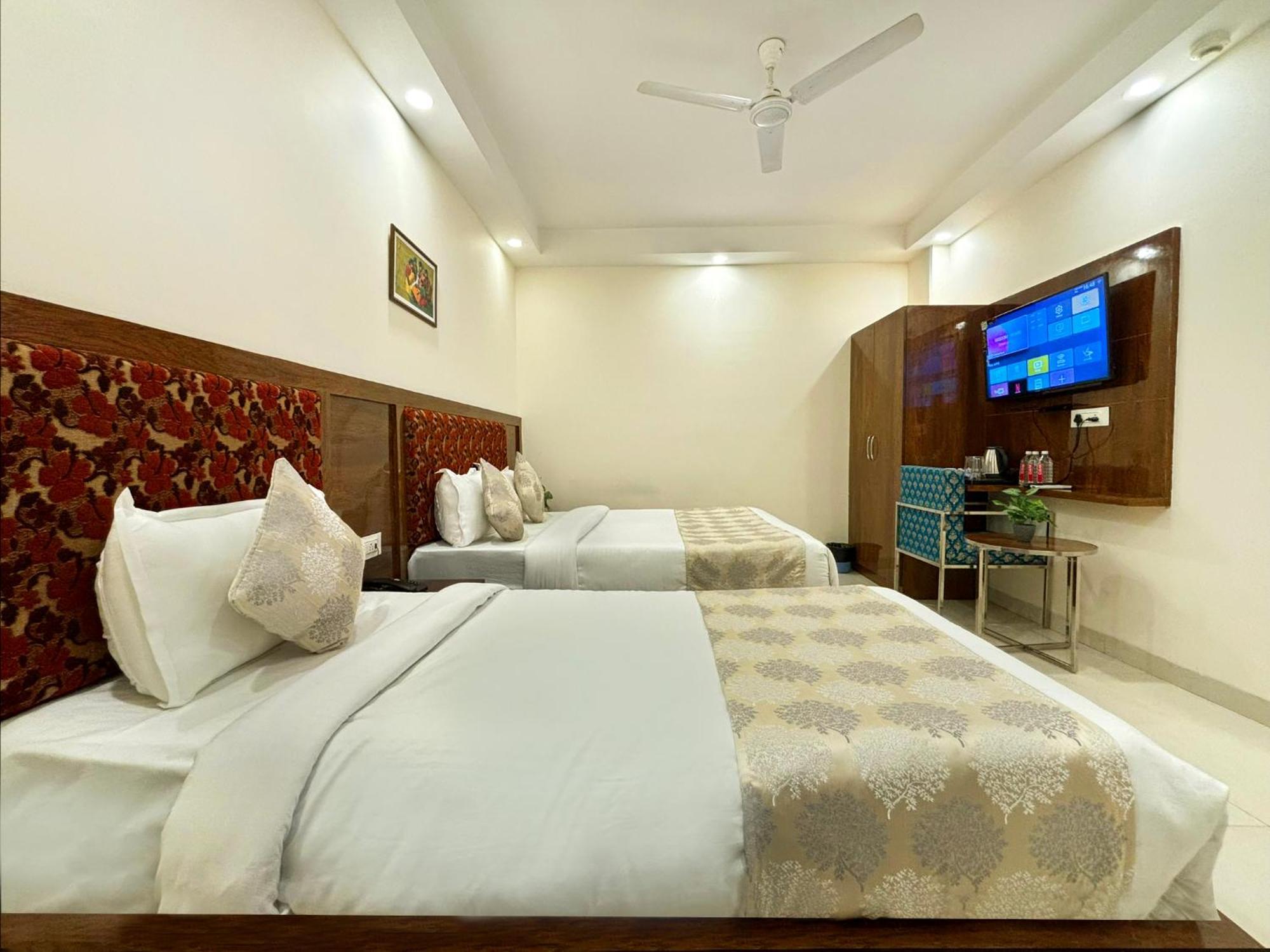 Hotel Emblem Suites- Near Delhi Airport 뉴델리 외부 사진