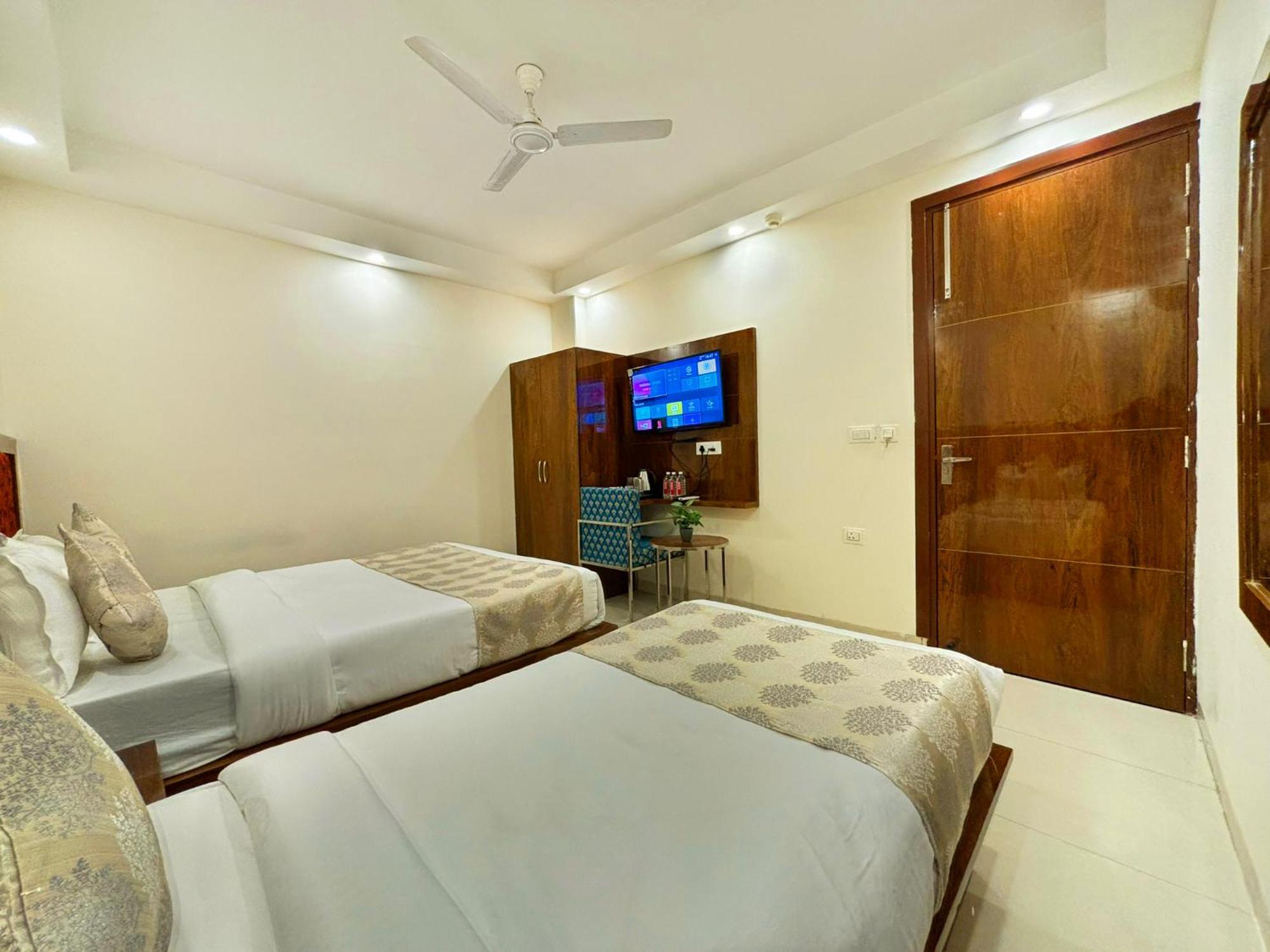 Hotel Emblem Suites- Near Delhi Airport 뉴델리 외부 사진