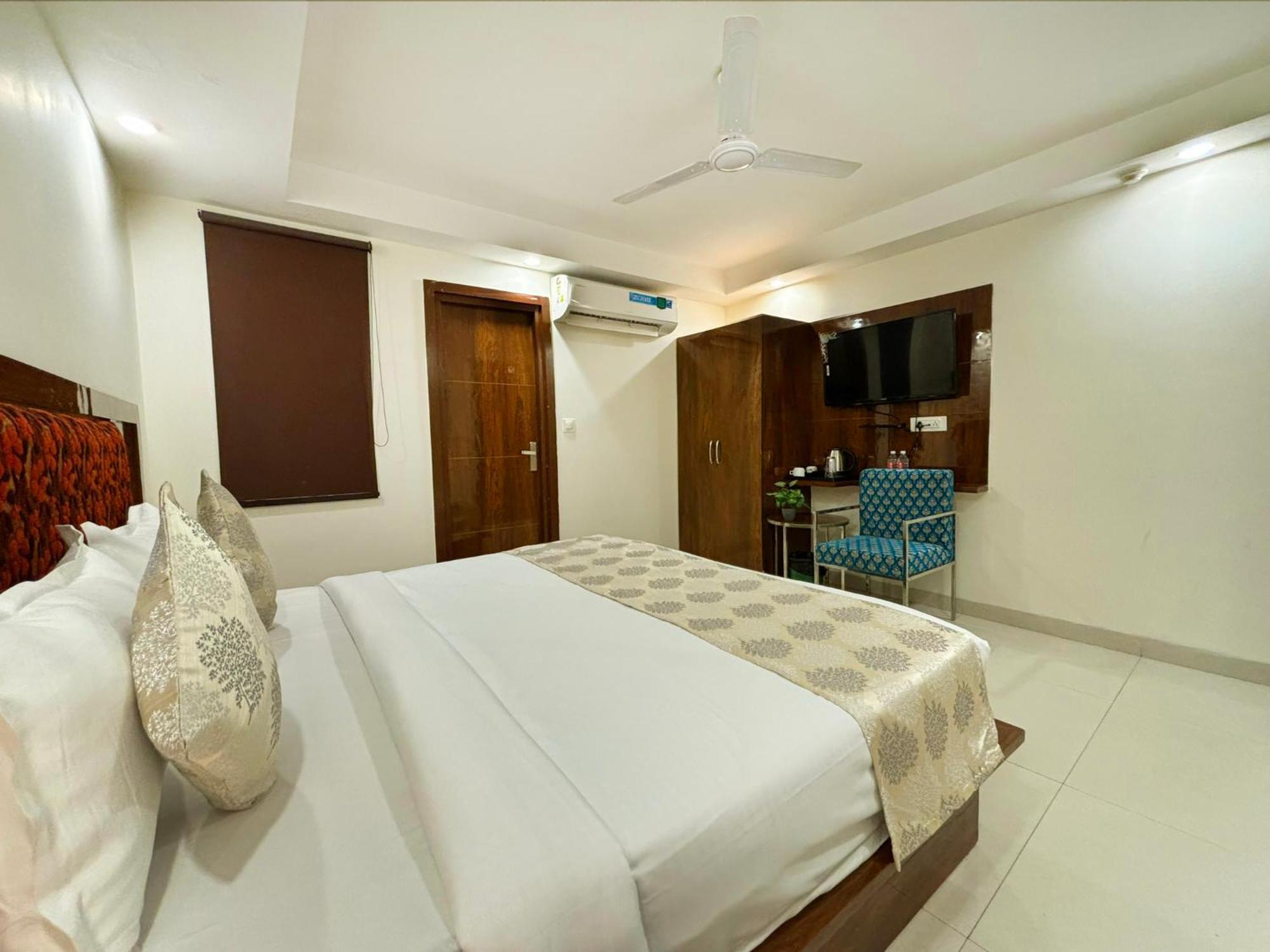 Hotel Emblem Suites- Near Delhi Airport 뉴델리 외부 사진