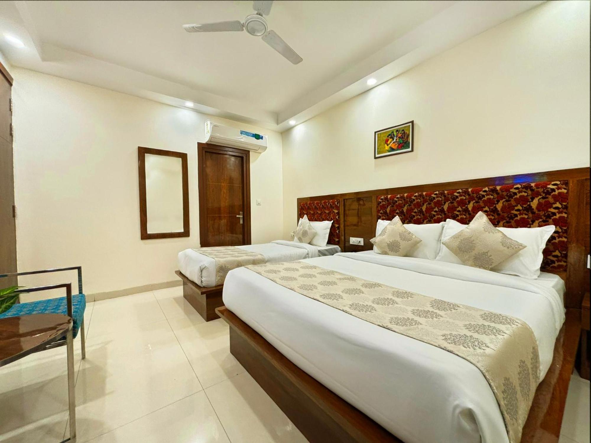 Hotel Emblem Suites- Near Delhi Airport 뉴델리 외부 사진