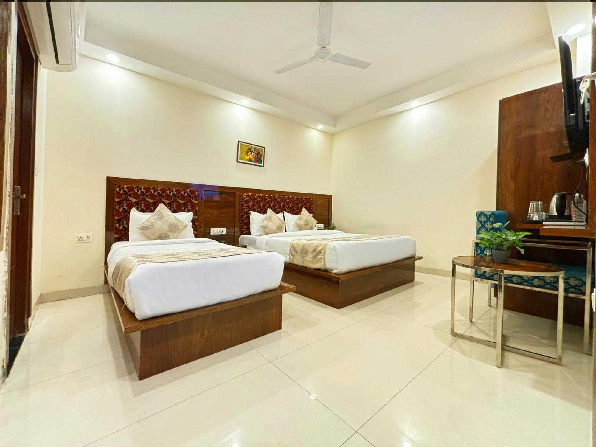 Hotel Emblem Suites- Near Delhi Airport 뉴델리 외부 사진