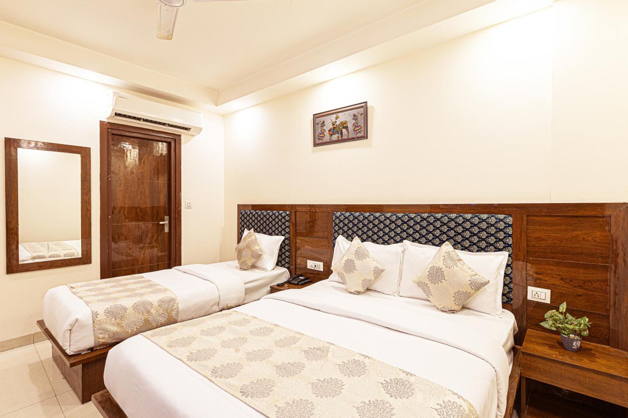 Hotel Emblem Suites- Near Delhi Airport 뉴델리 외부 사진