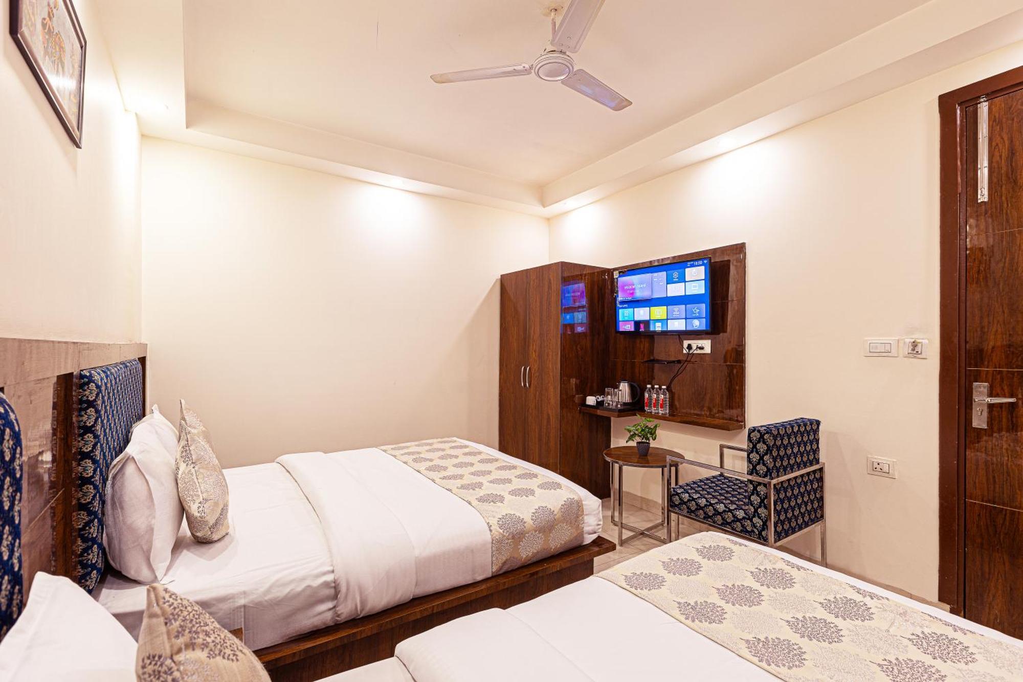 Hotel Emblem Suites- Near Delhi Airport 뉴델리 외부 사진