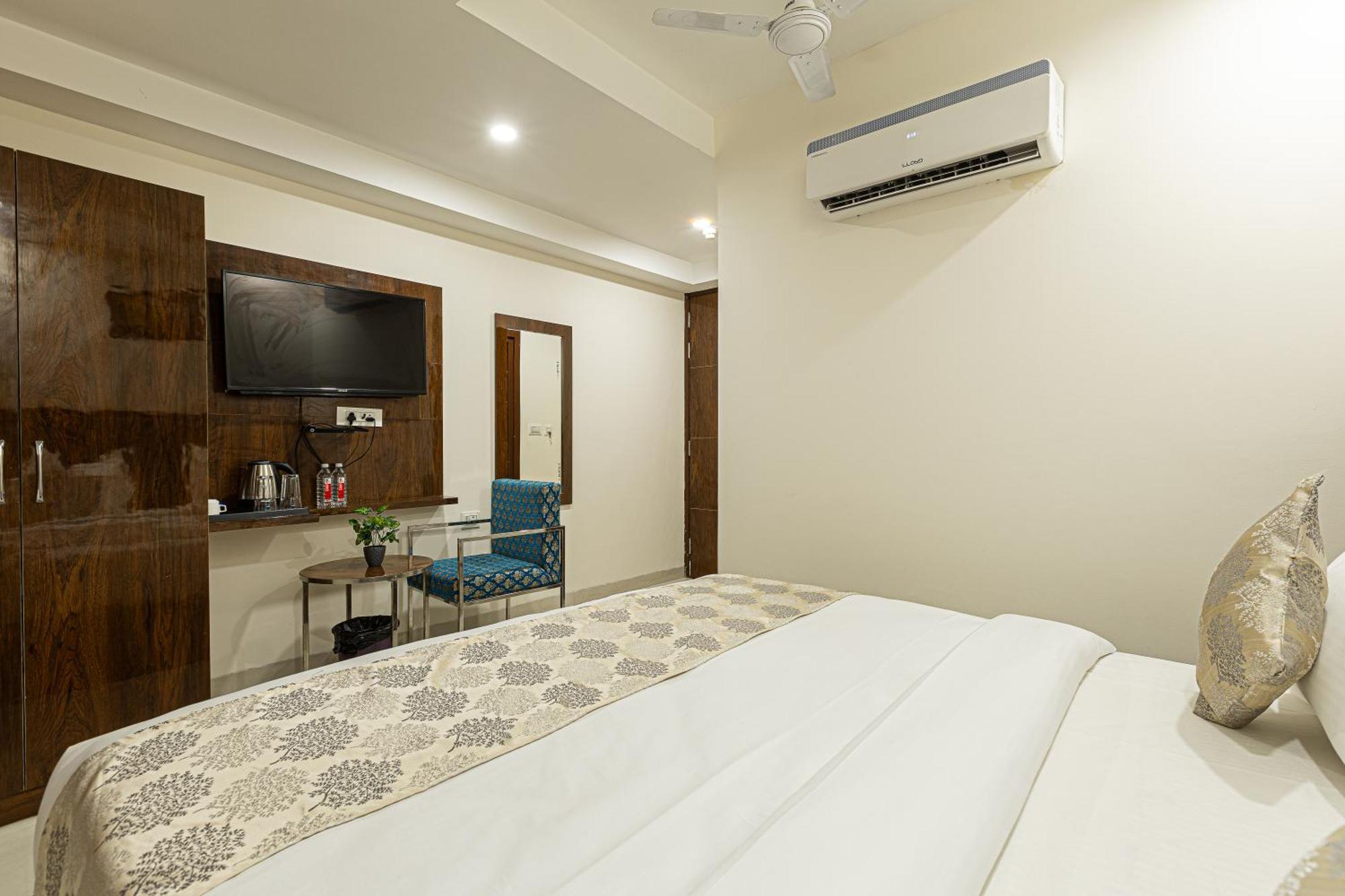 Hotel Emblem Suites- Near Delhi Airport 뉴델리 외부 사진