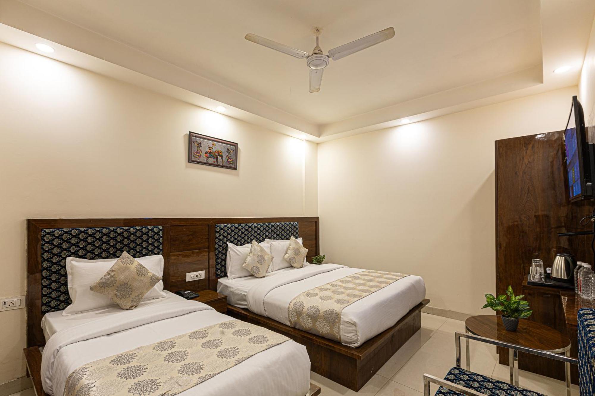 Hotel Emblem Suites- Near Delhi Airport 뉴델리 외부 사진