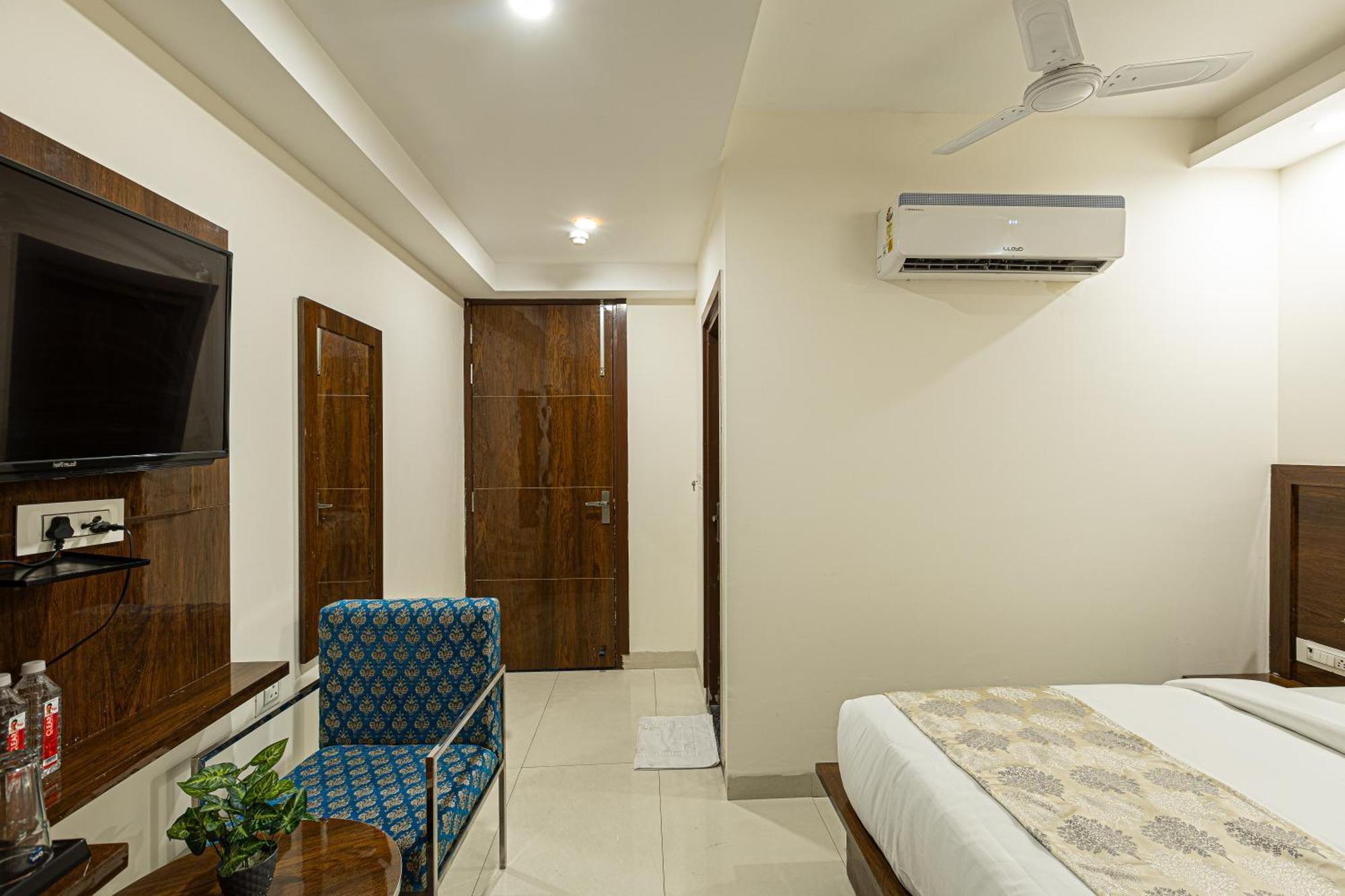 Hotel Emblem Suites- Near Delhi Airport 뉴델리 외부 사진