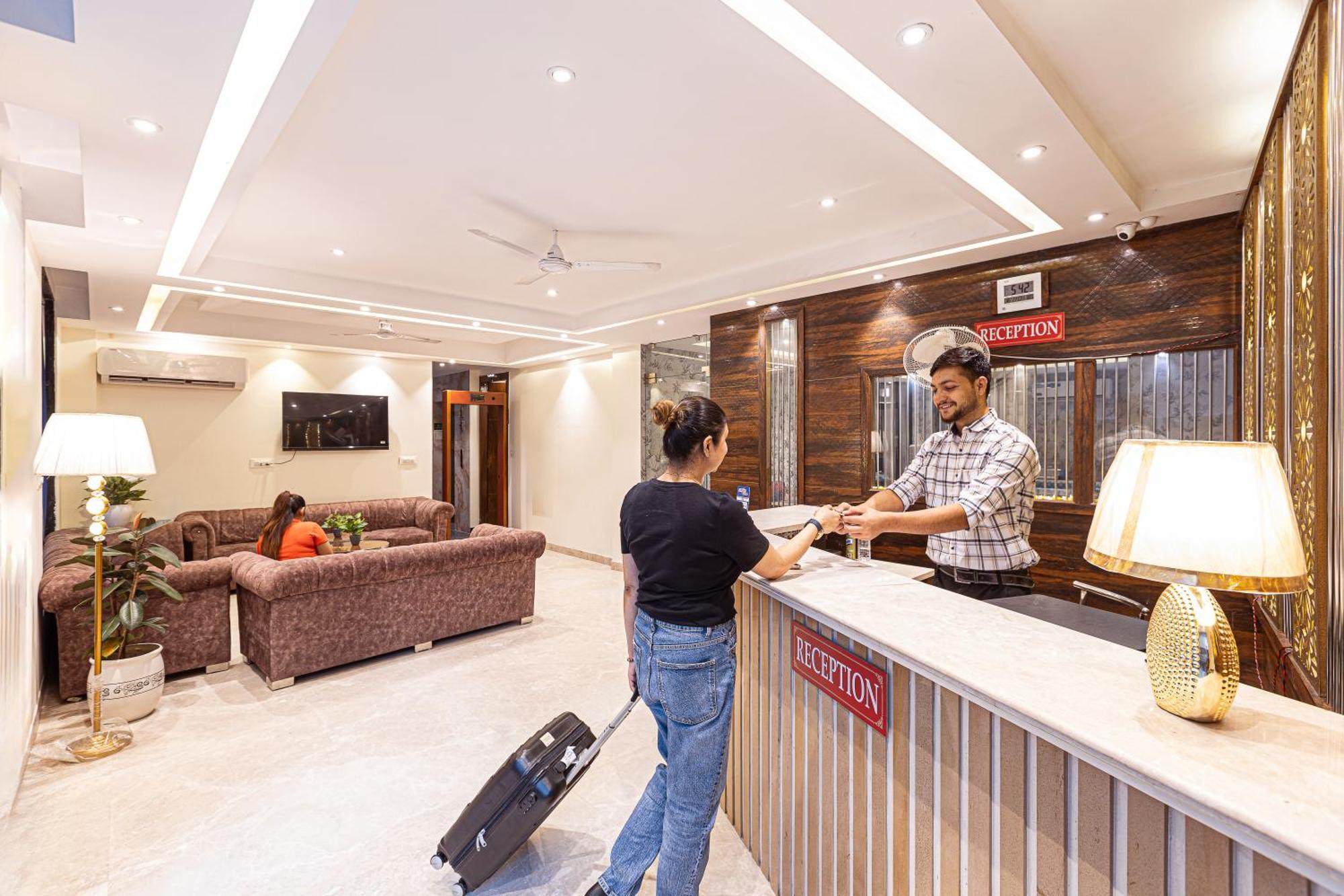Hotel Emblem Suites- Near Delhi Airport 뉴델리 외부 사진