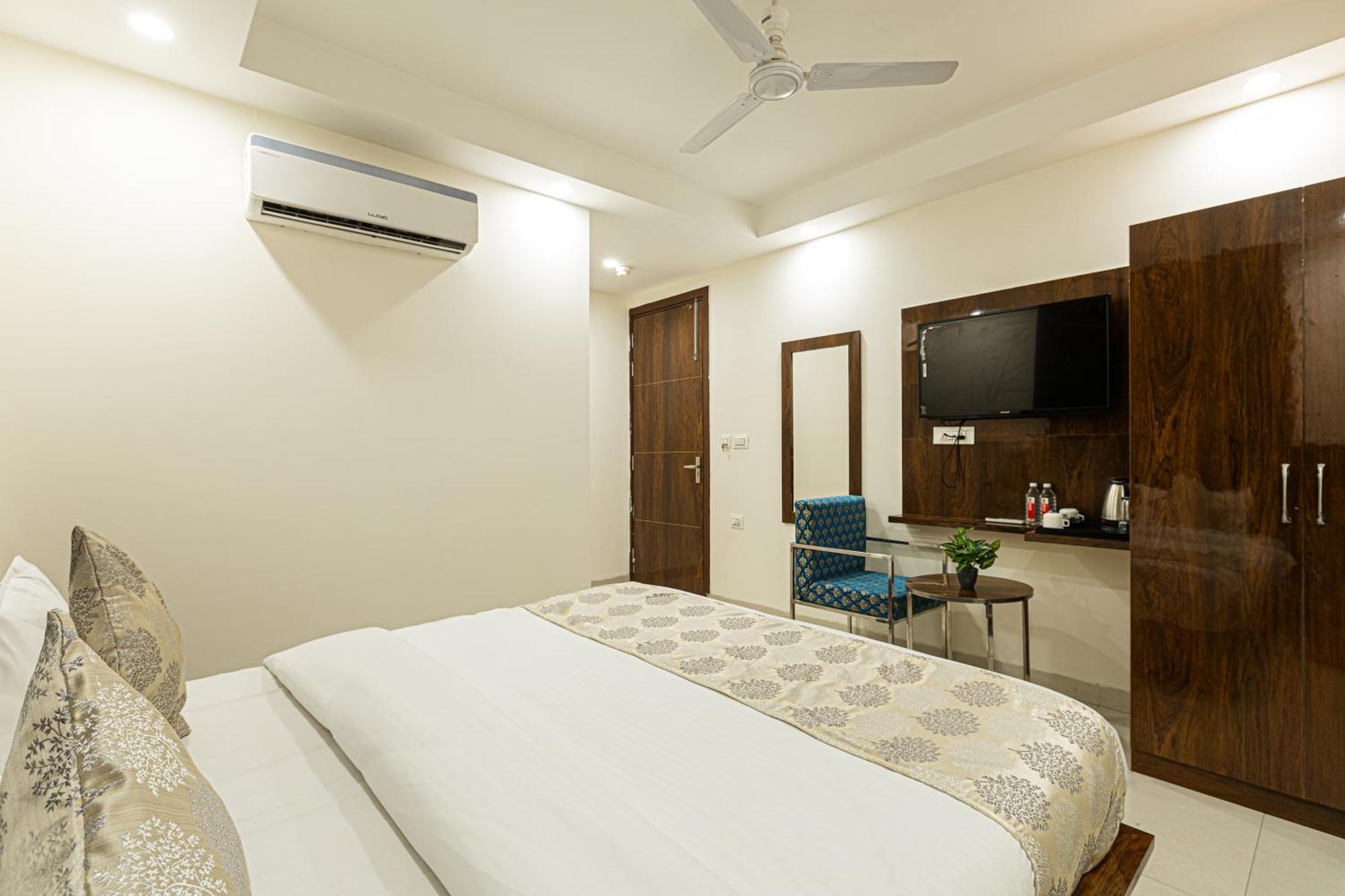 Hotel Emblem Suites- Near Delhi Airport 뉴델리 외부 사진
