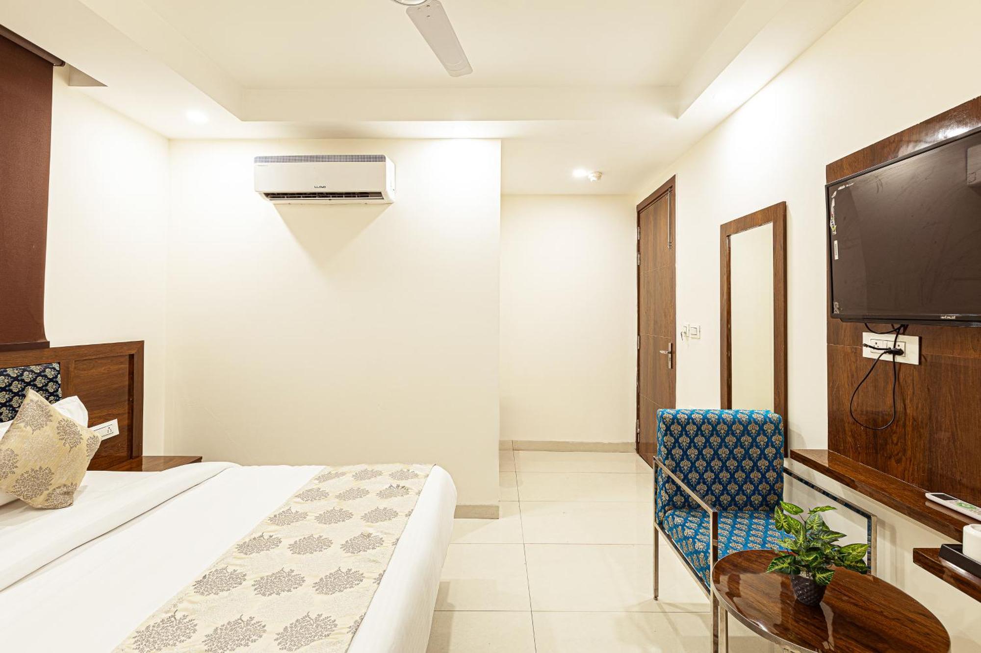 Hotel Emblem Suites- Near Delhi Airport 뉴델리 외부 사진