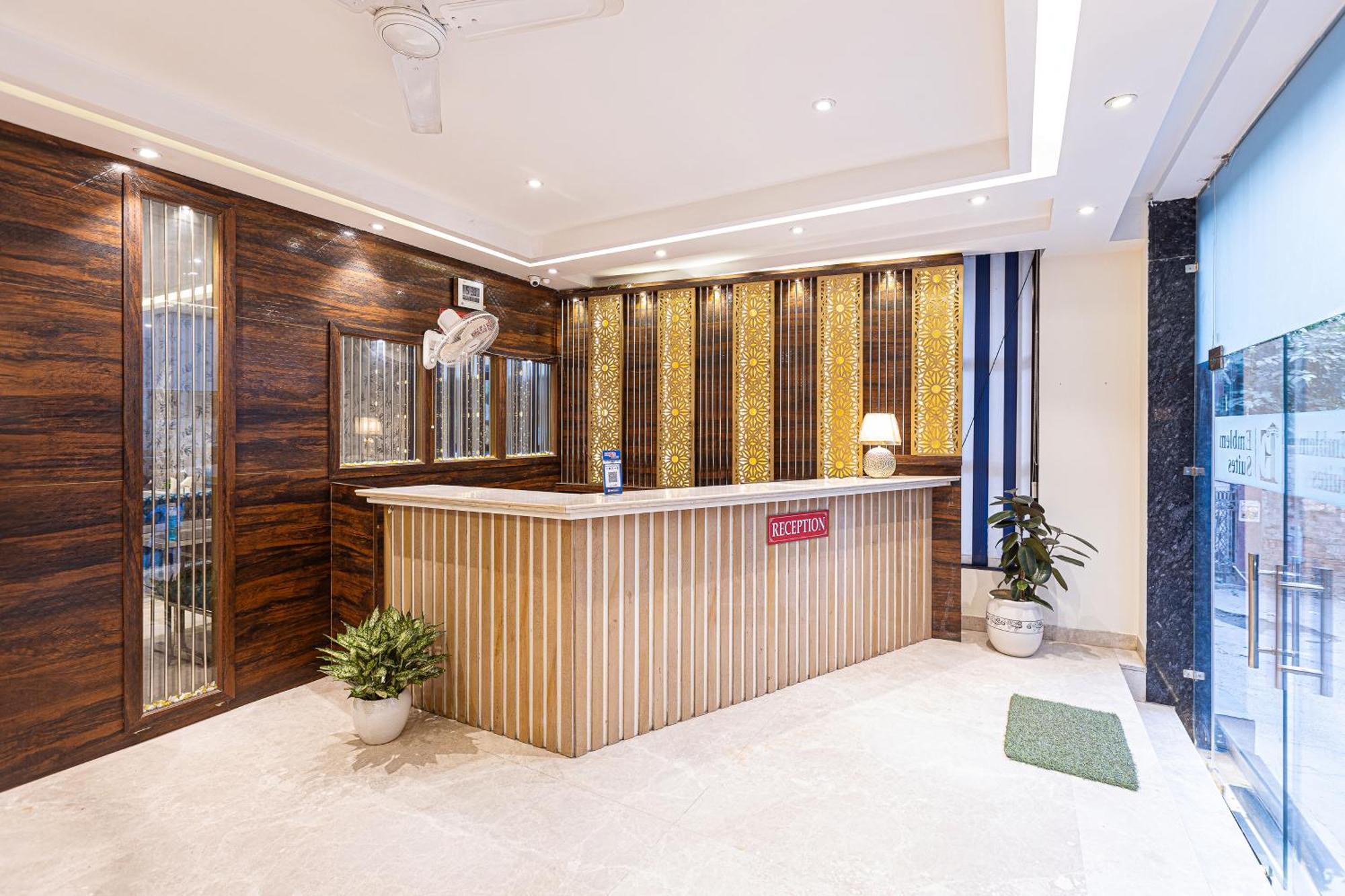 Hotel Emblem Suites- Near Delhi Airport 뉴델리 외부 사진