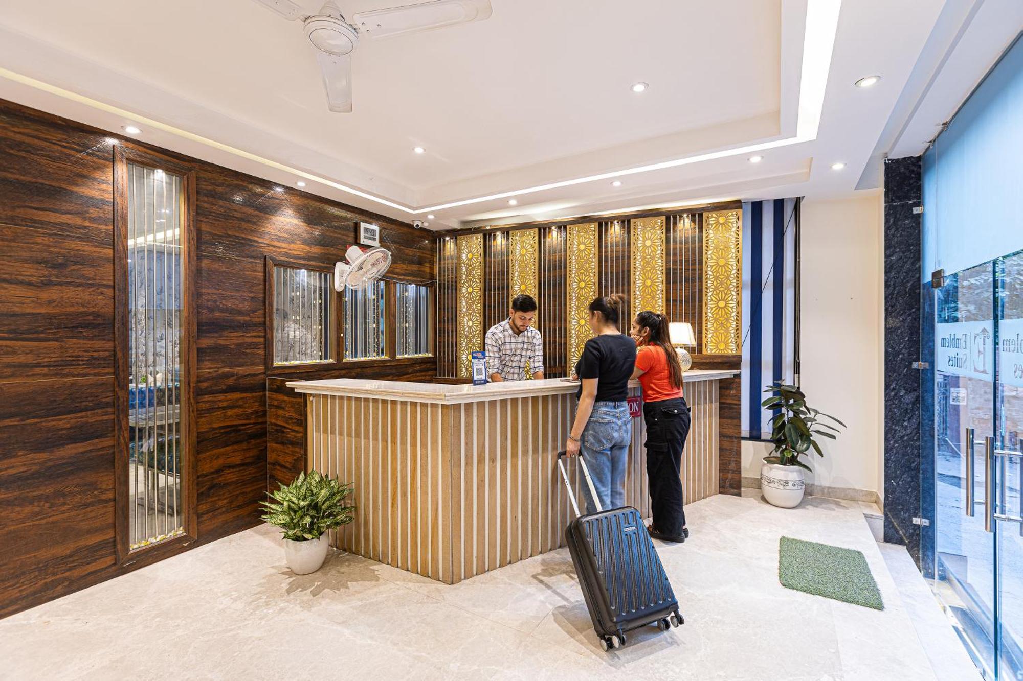 Hotel Emblem Suites- Near Delhi Airport 뉴델리 외부 사진